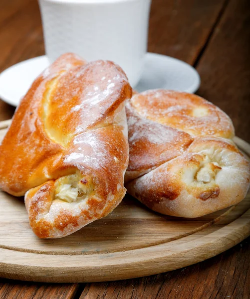 Muffins et une tasse de thé sur une table rustique — Photo