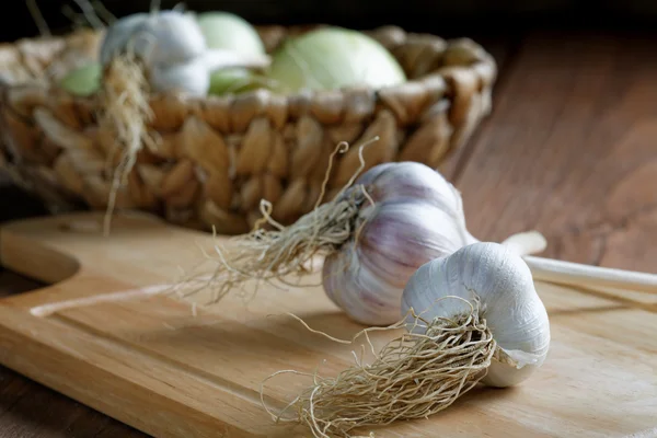 Cabeza de ajo en la mesa rústico — Foto de Stock