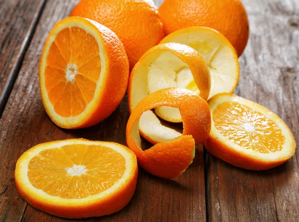 Grupa pomarańczy na drewnianym stołem — Zdjęcie stockowe