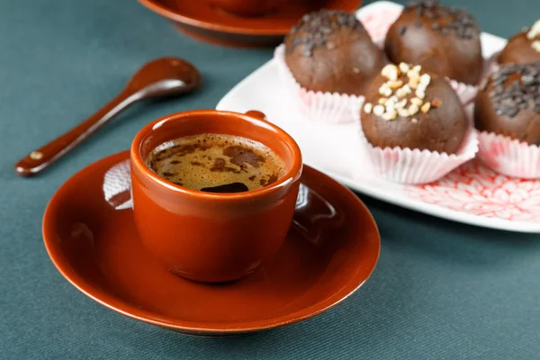 Bodegón con una taza de café y pasteles — Foto de Stock