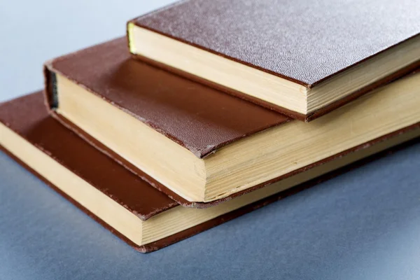 Gamla böcker i brun kåpa närbild — Stockfoto