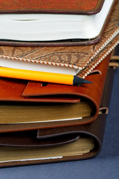 革カバーと鉛筆でノートブックの杭をクローズ アップ — ストック写真