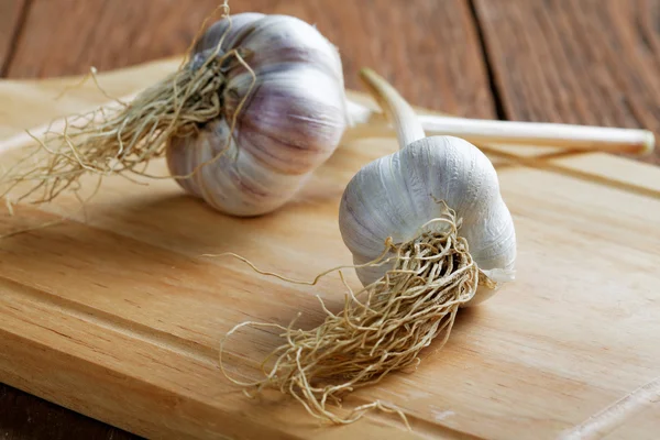 Testa d'aglio sul tavolo rustico — Foto Stock