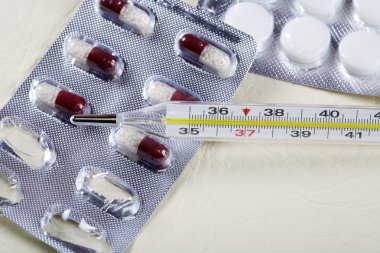 medikal termometre ve tabletler içinde ilaç