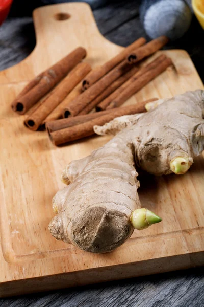 Nature morte avec gingembre et cannelle sur une vieille table de cuisine — Photo