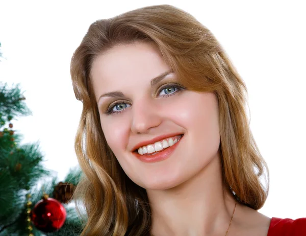 La fille souriante contre un arbre du Nouvel An — Photo