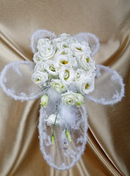 Bouquet da sposa bianco contro un tessuto dorato — Foto Stock