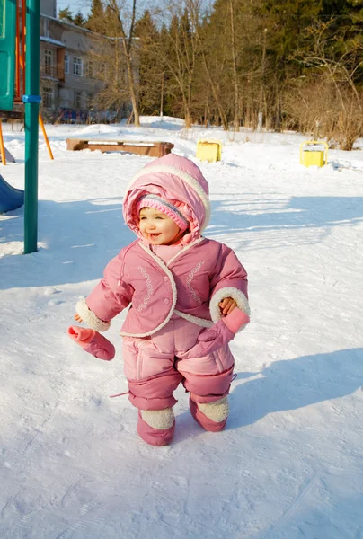 Gülen kız çocuk oyun kış açık