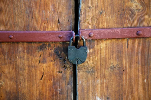 Het hangslot op een oude houten deur — Stockfoto