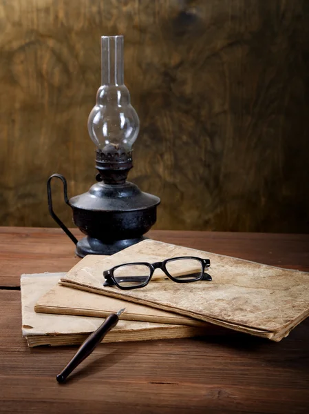 Bodegón con viejos libros de escritura y una lámpara de aceite — Foto de Stock