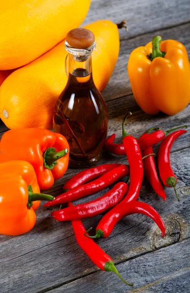 Vegetabiliska squash paprika och oliv olja på ett lantligt bord — Stockfoto