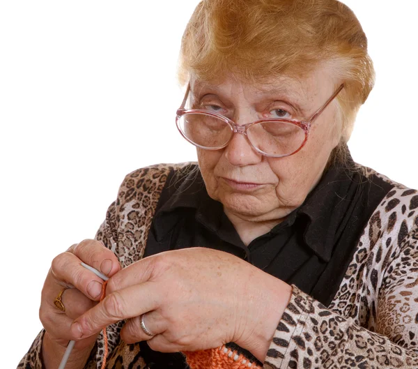 De oude vrouw met breien in handen — Stockfoto