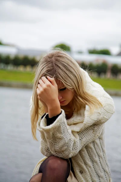 A menina em desespero e tristeza contra o rio — Fotografia de Stock