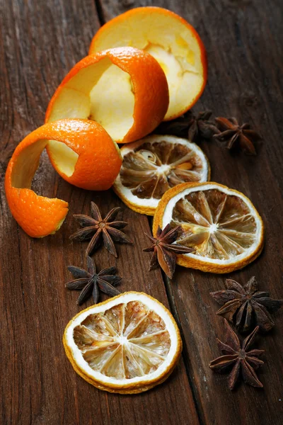 Suszone skórki pomarańczy i przyprawy na stole — Zdjęcie stockowe