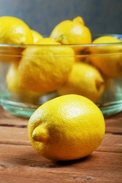 Limones en una placa de vidrio de cerca — Foto de Stock