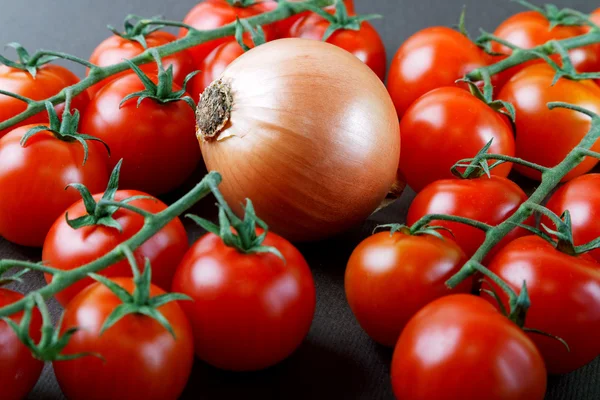 Stilleben med lök och körsbärstomater — Stockfoto