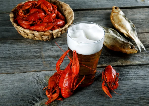 lezzetli haşlanmış crayfishes vyaleny balık ve bira eski tablo