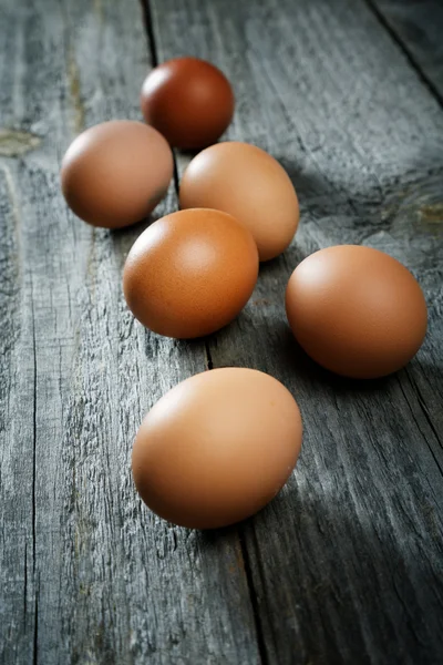 Яйця на старому сільському столі — стокове фото