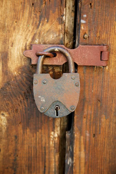 Het hangslot op een oude houten deur — Stockfoto