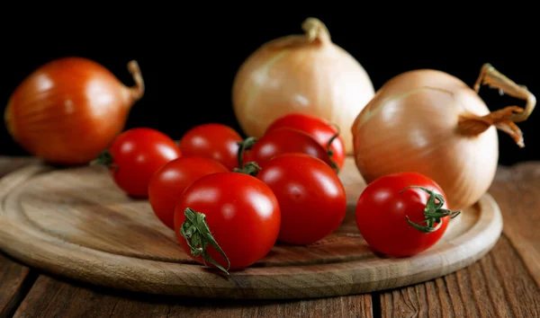 Cebolas tomates napiform em uma velha mesa rural — Fotografia de Stock