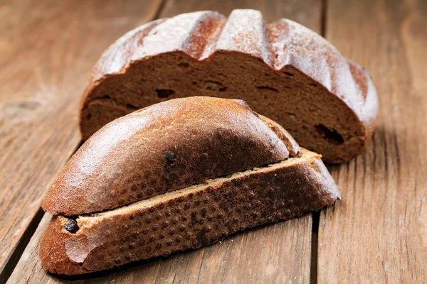 Pieces of rye bread isolated on a rural table — Stock Photo, Image