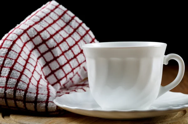 Белая чашка кофе и полотенце крупным планом — стоковое фото