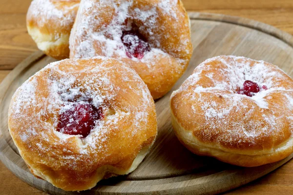 Torta e bolos de frutas em chapas em uma mesa rural — Fotografia de Stock