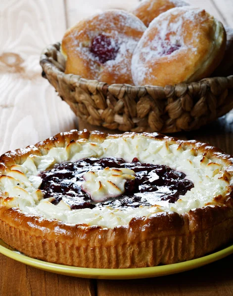 Pie a fruitcakes v deskách na venkově stůl — Stock fotografie