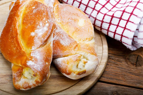 Rissóis com queijo e toalha de chá — Fotografia de Stock