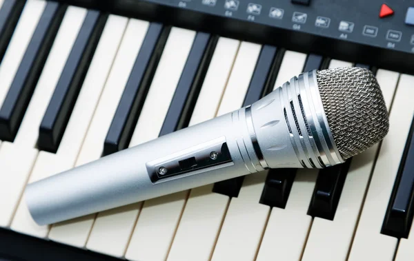 Mikrofonen ligger på synthesizer tangentbordet — Stockfoto