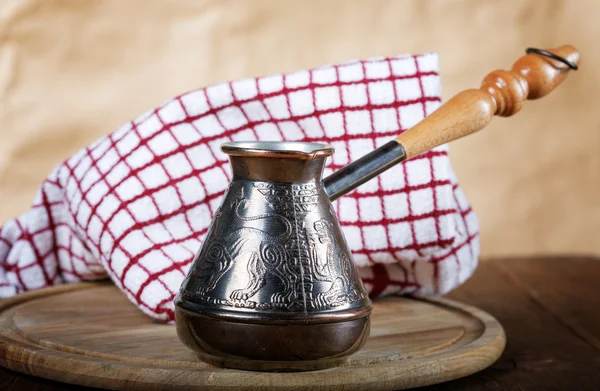 Stillleben mit Kaffeemaschine und Geschirrtuch — Stockfoto