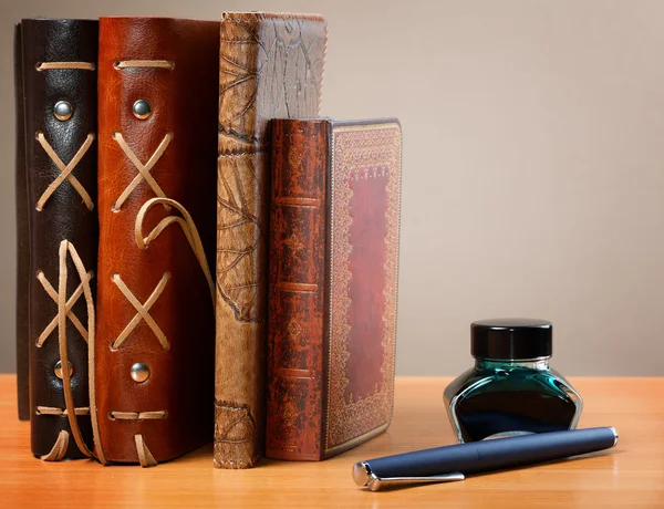 Cadernos com caneta de capa de couro e tinta na mesa — Fotografia de Stock