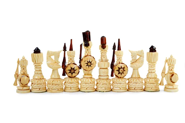 Peças de xadrez de madeira em um fundo branco — Fotografia de Stock