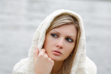 düşünceli kız zemin su örme elbise