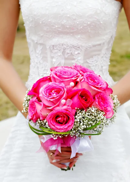 Bridal bouquet of roses in hands of the bride — Stock Photo, Image