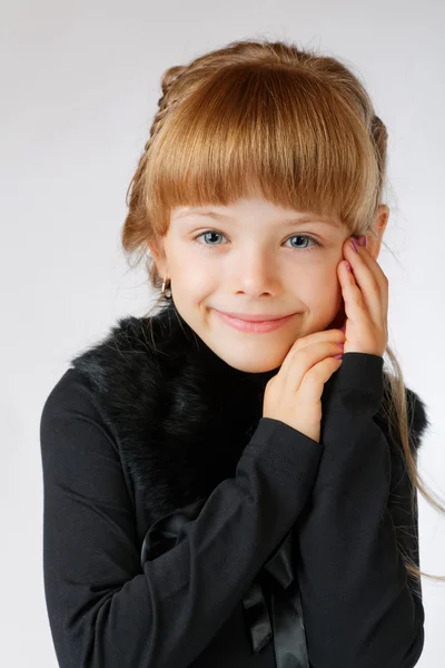 Retrato de una chica sonriente en un vestido —  Fotos de Stock