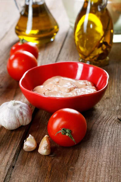 Bodegón con tomates y salsa de ajo —  Fotos de Stock