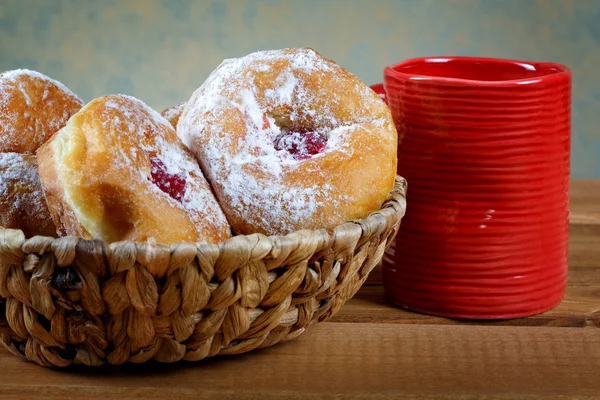 Copo vermelho e bolos de frutas em chapas em uma mesa rural — Fotografia de Stock