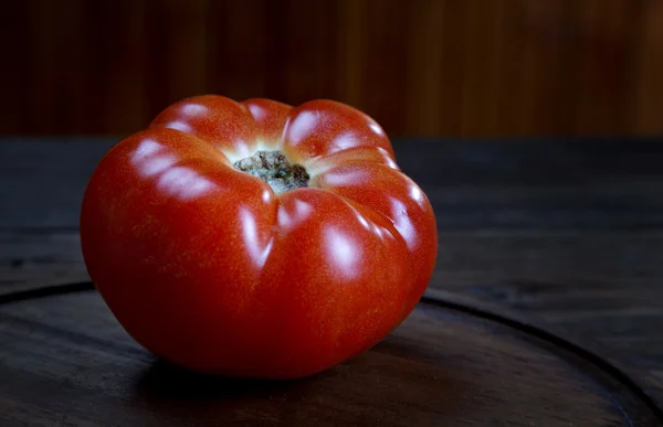 Tomate em uma mesa de cozinha rústica — Fotografia de Stock