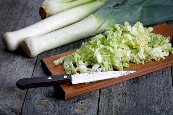Sliced cabbage and shallots on a rustic table — Stock Photo, Image
