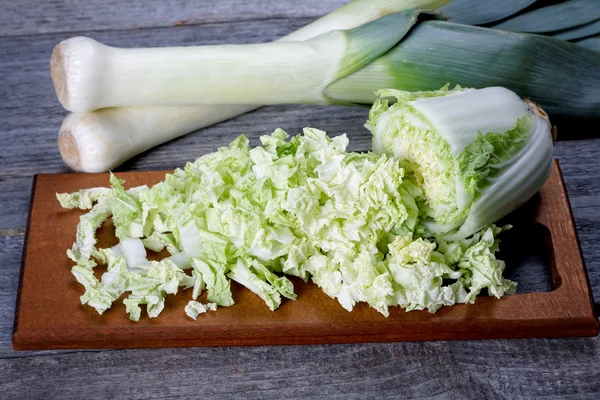 Sliced cabbage and shallots on a rustic table — Stock Photo, Image