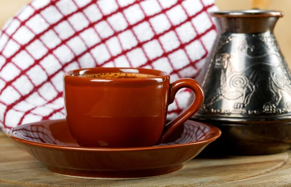 Tasse de café avec une cafetière et une serviette — Photo