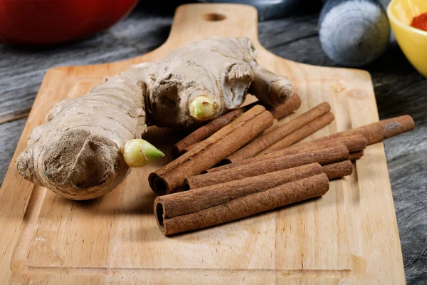 Nature morte avec gingembre et cannelle sur une vieille table de cuisine — Photo