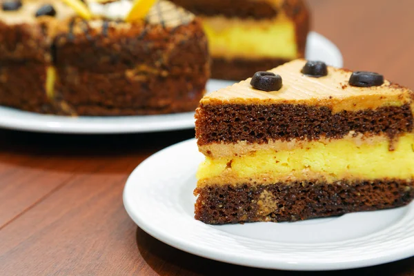 Nahaufnahme eines Kuchenstücks auf dem Tisch — Stockfoto