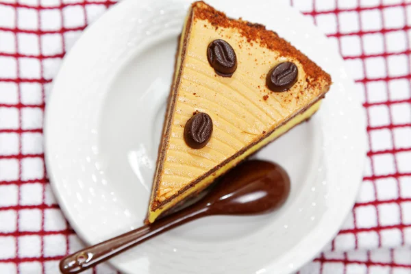 Nahaufnahme eines Kuchenstücks auf dem Tisch — Stockfoto