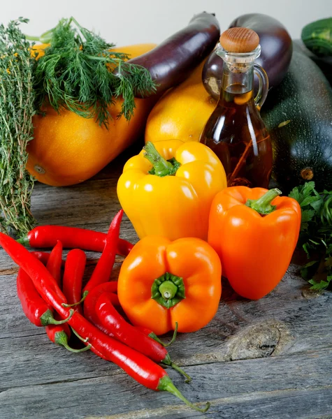 Confitures de légumes paprika et huile d'olive sur une table rurale — Photo