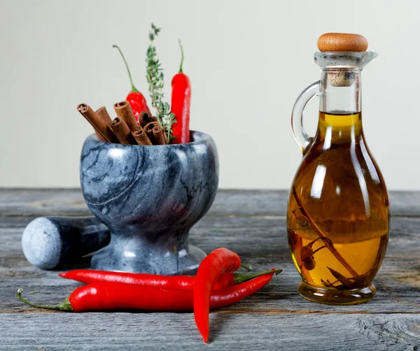 Stilleven van kruiden en mortel op een oude houten tafel — Stockfoto