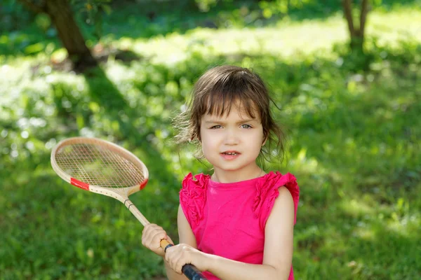 Chica con una raqueta de bádminton día de verano — Foto de Stock