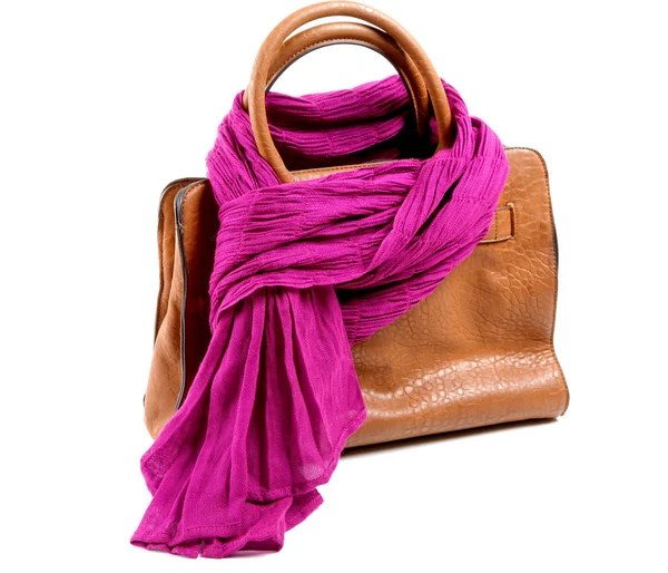 Hnědá kožená taška a fialový šátek, samostatný — Stock fotografie