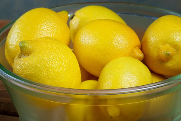 Limones en una placa de vidrio de cerca — Foto de Stock